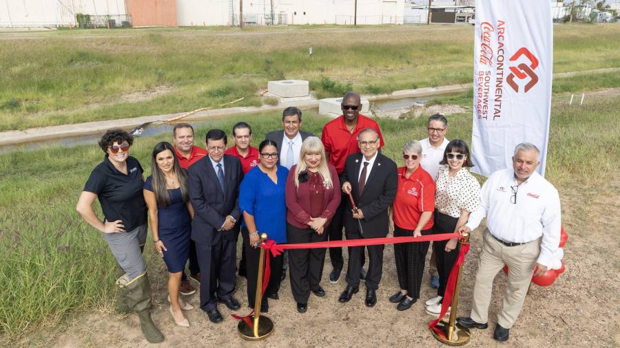 Representantes de Arca Continental, Coca-Cola México y autoridades locales durante la instalación de los dispositivos flotantes en el Río Bravo, símbolo de cooperación binacional. FOTO: CORTESÍA