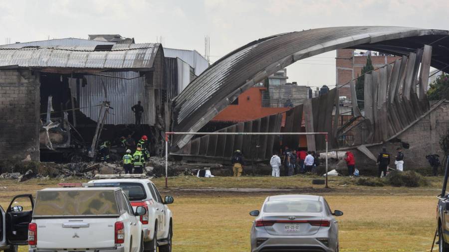 Peritos de la Fiscalía General de Justicia del Estado de México (FGJEM) continúan con las diligencias de investigación en la zona donde se registró la caída de una aeronave procedente de Acapulco, al mediodía del lunes, en la que murieron los 10 ocupantes, en San Pedro Totoltepec. El lugar continúa acordonado por el Ejército, la Policía Estatal, la FGJEM y personal del Servicio de Urgencias del Estado de México (SUEM).