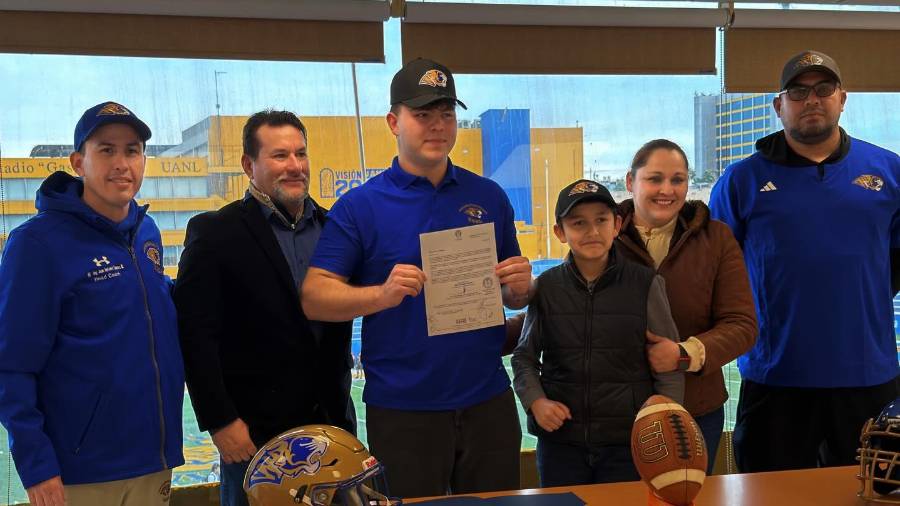 Con 1.91 metros de estatura, el coahuilense se suma a la renovación de la defensiva universitaria.