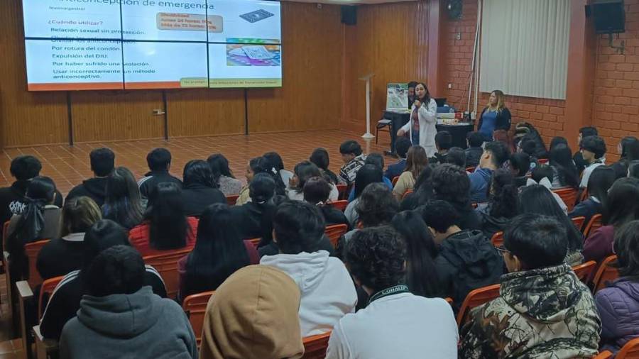 El enfoque incluye tanto a hombres como a mujeres en la responsabilidad compartida.