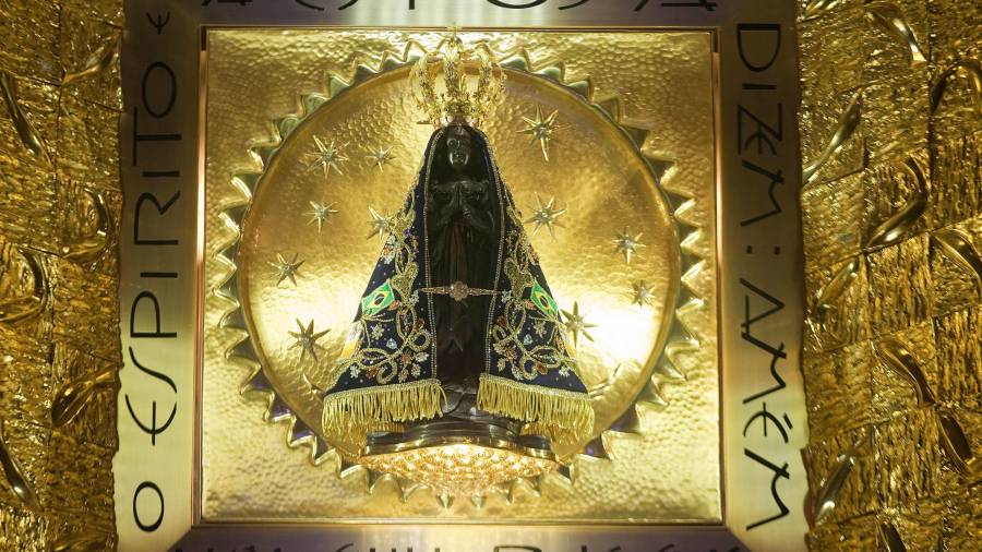 La estatua de la patrona de Brasil, Nuestra Señora de Aparecida, tras cristales dentro de la basílica que lleva su nombre en la localidad de Aparecida, Brasil, 23 de julio de 2013.