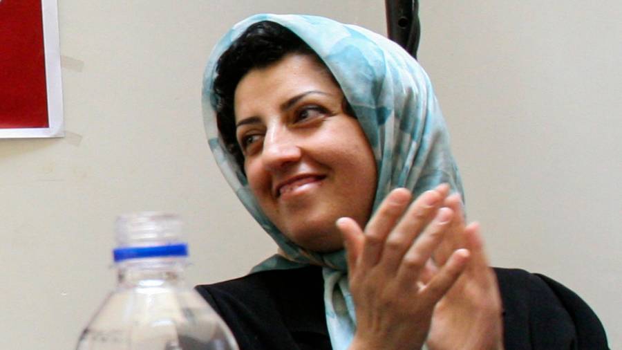 La prominente activista iraní de los derechos humanos, Narges Mohammadi, en una reunión sobre los derechos de las mujeres en Teherán, Irán, el 3 de julio de 2008.