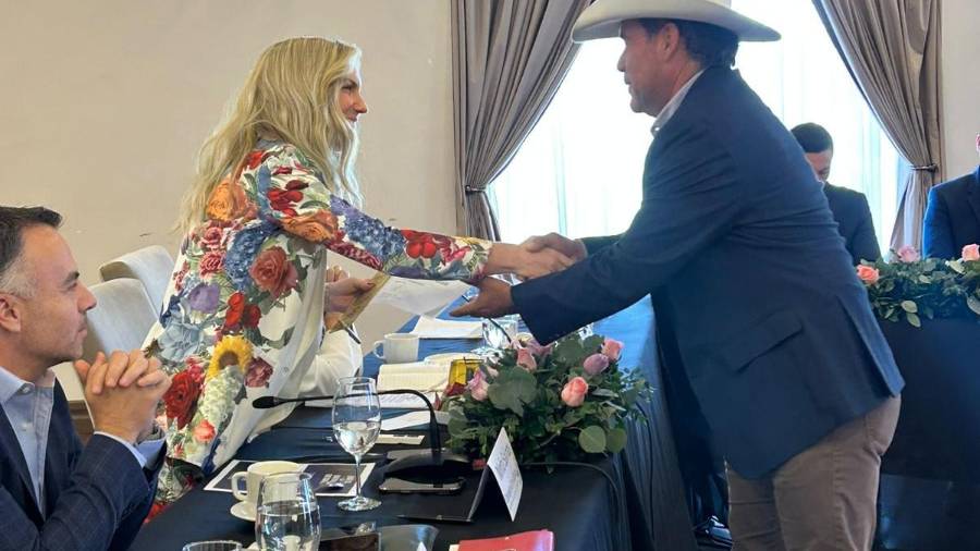 Ninfa Salinas Sada entrega a David Alonso el premio como Ciudadano del Año. FOTOS: CORTESÍA DAVID ALONSO