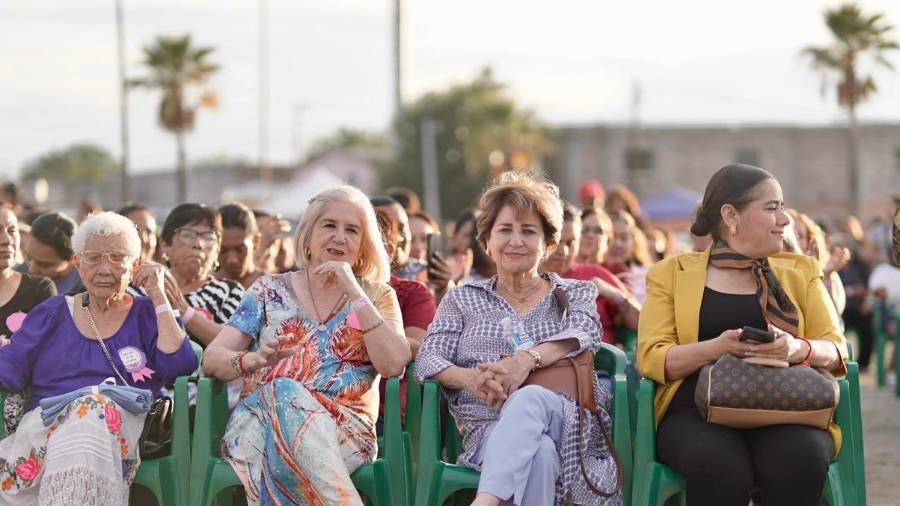 En el evento estuvieron presentes la presidenta honoraria del DIF Sabinas, Alma Iribarren, así como la directora del DIF Municipal, Aída Iribarren. FOTO: CORTESÍA