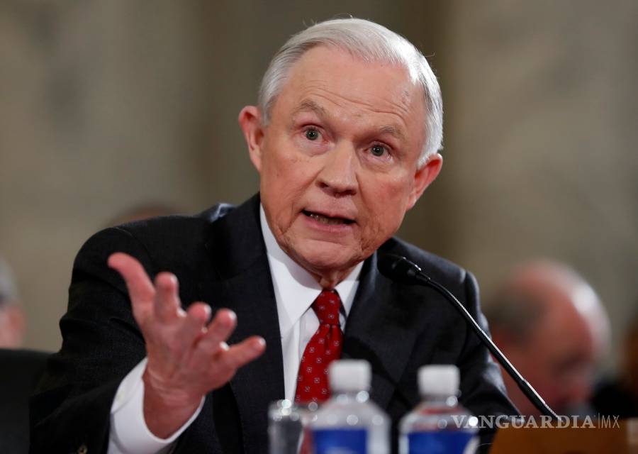 Sessions promete no investigar a Hillary Clinton