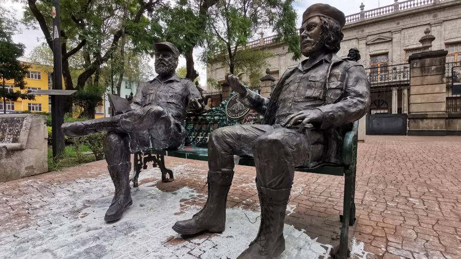 La jefa de Gobierno de la Ciudad de México, Clara Brugada, aseguró que la reposición de las esculturas de Fidel Castro y Ernesto “Che” Guevara no implicará gasto para el erario público.