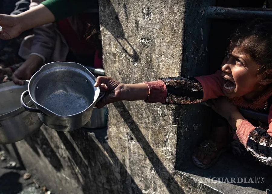 $!Una niña palestina pide comida en el campo de refugiados de Rafah, en el sur de la Franja de Gaza, en una imagen de archivo.