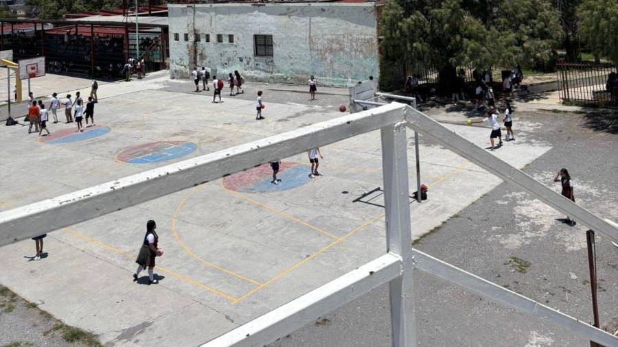 Un ejemplo de deterioro es la Secundaria Número 1 “Juan Gil González”, una de las instituciones educativas con mayor tradición y reconocimiento en Monclova, que ha sido señalada por padres de familia debido al mal estado de sus instalaciones.