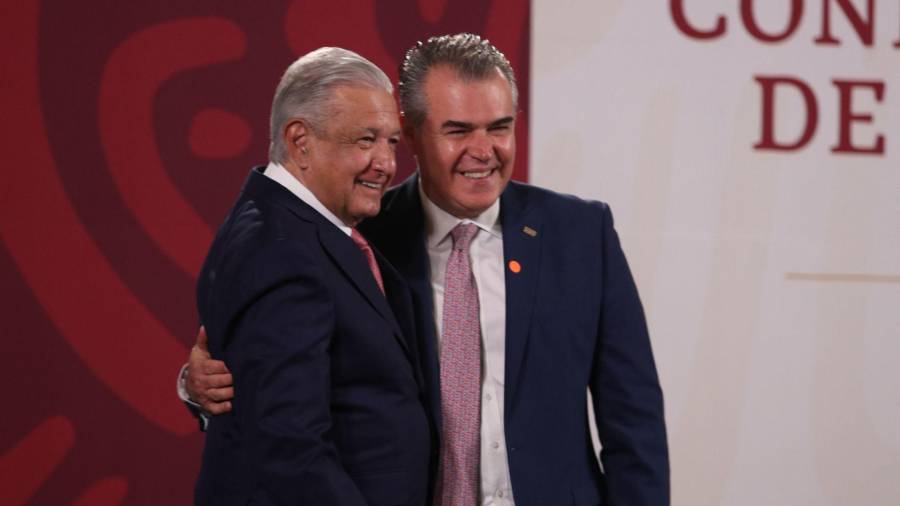 El periodista señala que Francisco Cervantes, presidente del Consejo Coordinador Empresarial, no pudo ver, ante su entrega total al gobierno de López Obrador, que la parte más oscura del régimen, vinculada al crimen organizado, fue infestando al máximo órgano del sector privado, colocando a sus piezas en todo el país.