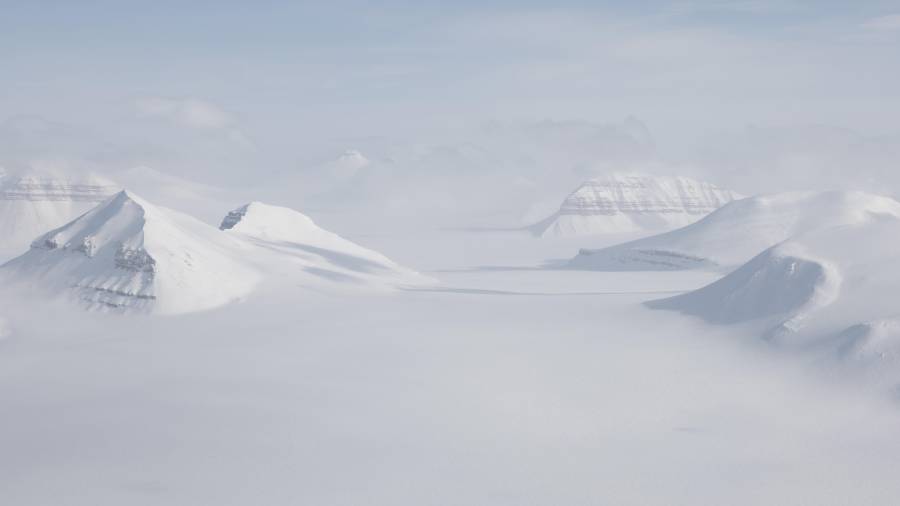 Vista aérea desde un vuelo entre los asentamientos de Ny-Alesund y Longyearbyen del accidentado terreno ártico del archipiélago noruego de Svalbard, al oeste del norte de Groenlandia.
