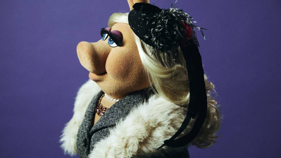 Una cerdita con guantes de ópera habría sido una imagen cómica decente por sí sola.