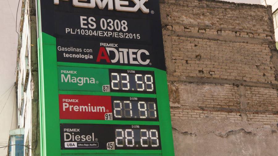 La presidenta Claudia Sheinbaum acordó con empresarios gasolineros establecer un precio máximo de 27 pesos por litro de diésel.