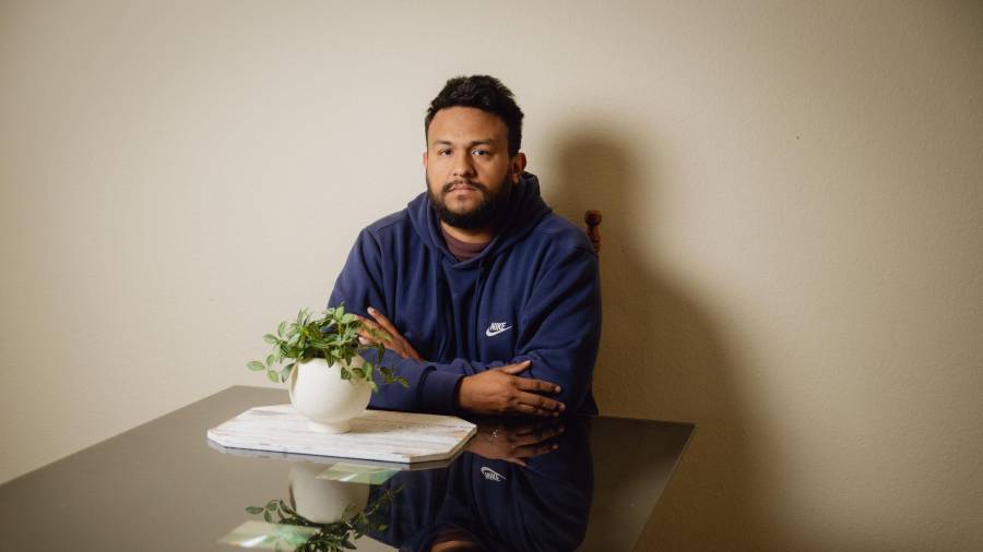 En la imagen, Yoalbert González, de 34 años, quien decidió abandonar voluntariamente Estados Unidos y se encuentra a la espera de un documento de viaje para regresar a su natal Venezuela