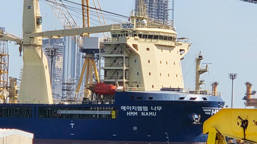 El buque HMM NAMU, operado por Corea del Sur, permanece atracado tras sufrir daños por un incendio provocado por una explosión en el estrecho de Ormuz, en un puerto de Dubái, Emiratos Árabes Unidos.