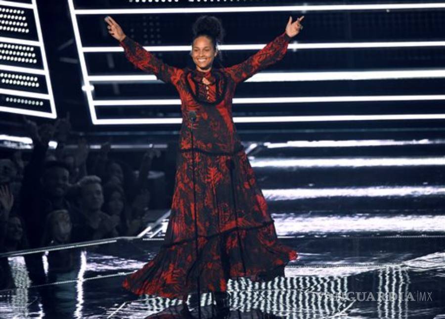 Alicia Keys rendirá homenaje a Clive Davis