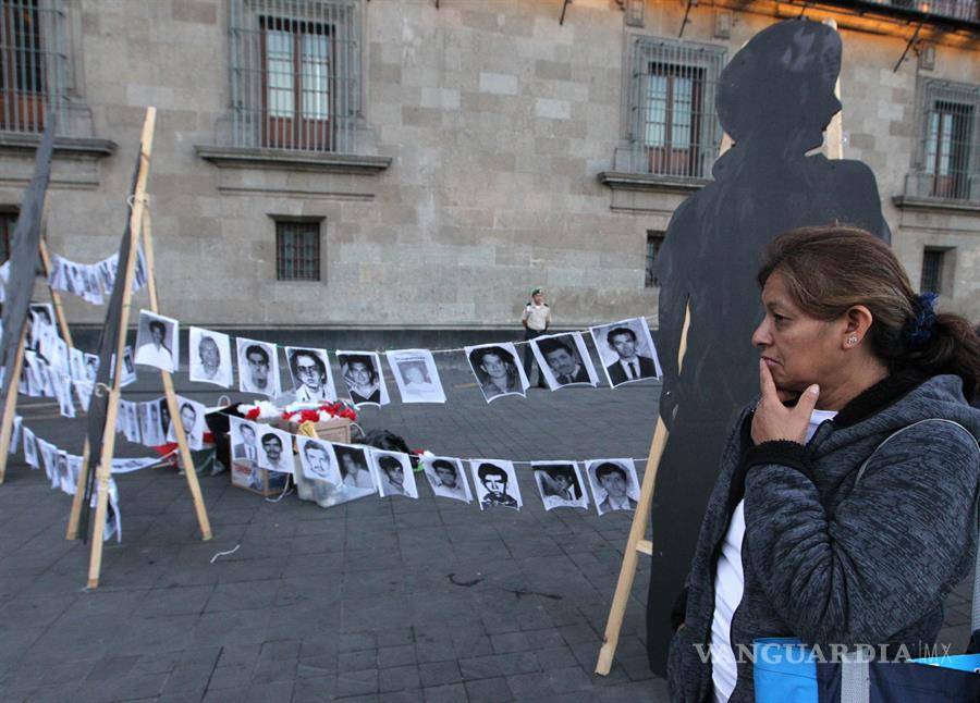 $!Protestan por sus desparecidos frente al Palacio Nacional (fotogalería)