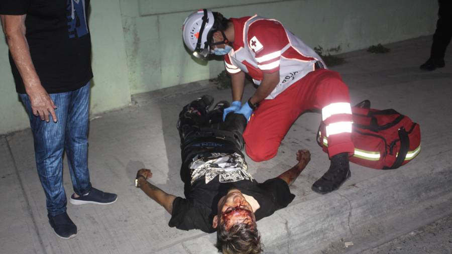 El afectado fue atendido por paramédicos de la Cruz Roja y trasladado a un hospital.
