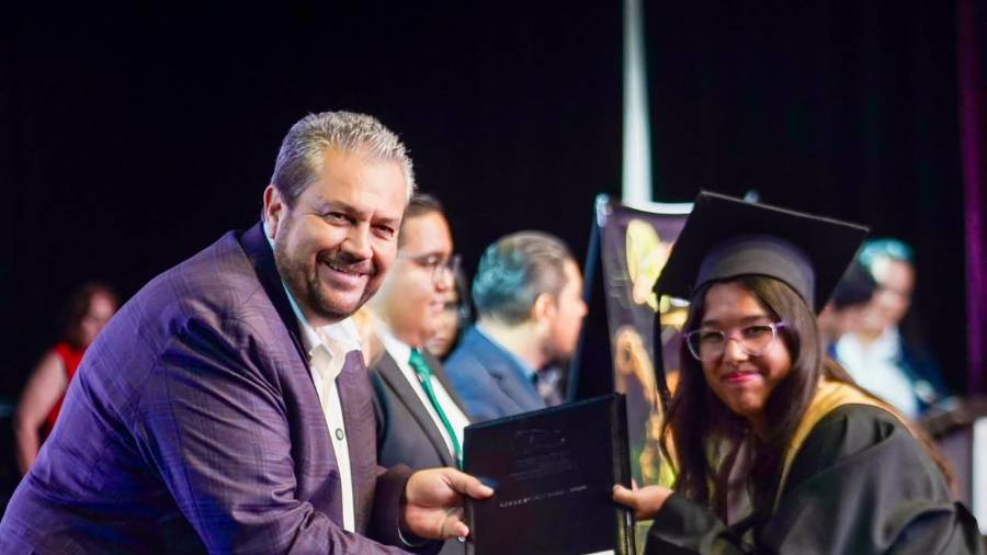 El alcalde Tomás Gutiérrez Merino asistió como padrino de la generación 2023-2026 del Cecytec Ramos Arizpe “Felipe Carrillo Puerto”.