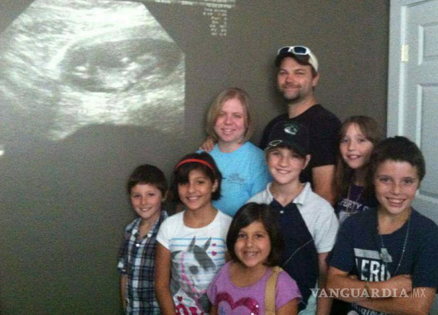 $!Una mujer que adoptó a seis niños revela cómo finalmente.. ¡quedó embarazada!