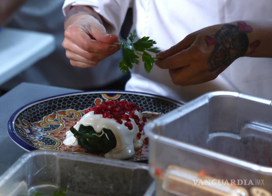 $!CIUDAD DE MÉXICO, 16AGOSTO2024. Chefs del restaurante Azulísimo preparan el tradicional chile en Nogada como parte de la presentación del cuarto Festival de Chiles en Nogada del Centro Histórico; en el cual participan 80 restaurantes del primer cuadro de la ciudad, que ofrecen el tradicional platillo, del 16 de agosto al 30 de septiembre. FOTO: EDGAR NEGRETE LIRA/CUARTOSCURO.COM