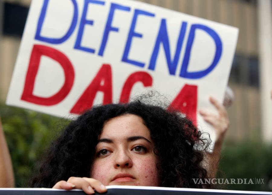 Seis "soñadores" demandan a Trump