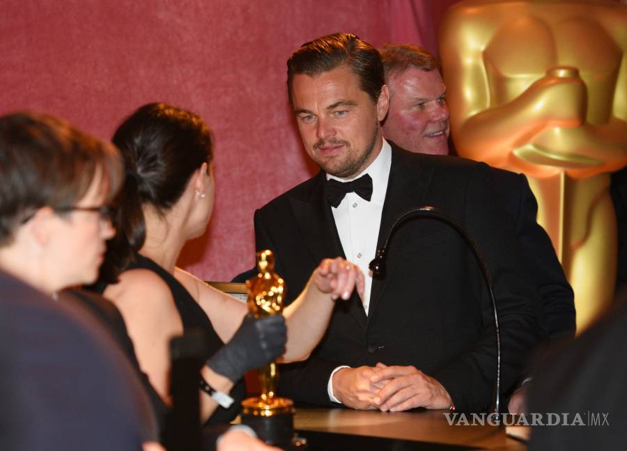 DiCaprio casi olvida el Oscar en un restaurante tras festejo (VIDEO)