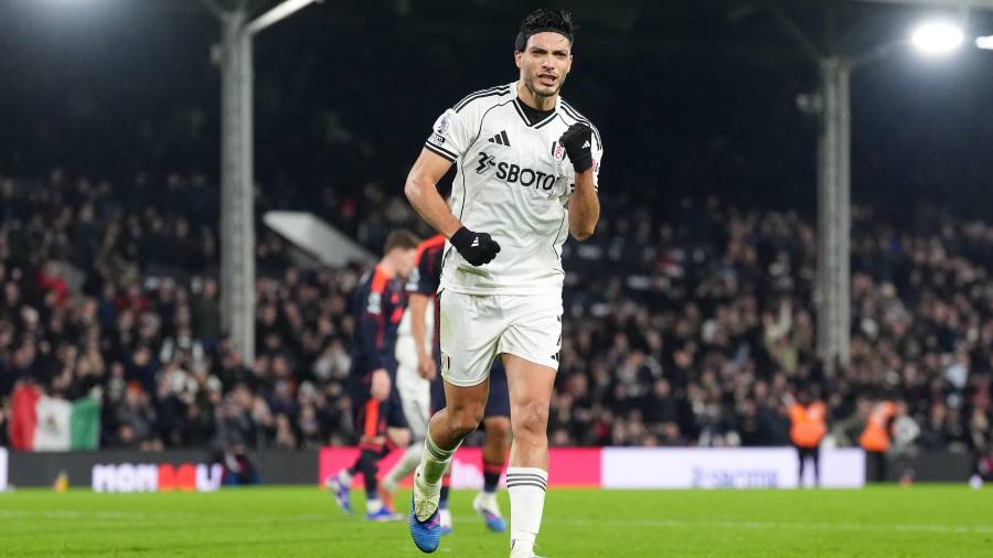 Raúl Jiménez celebra el gol de penalti que definió el partido en Craven Cottage.