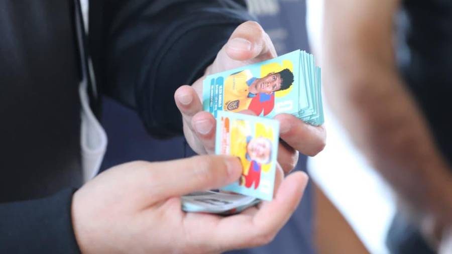 Las y los asistentes intercambiaron estampitas para avanzar en sus colecciones.