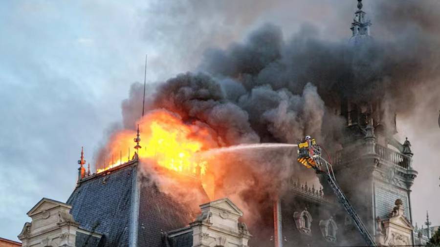 El sospechoso de 34 años, conocido por la policía por actos de violencia contra funcionarios públicos y que actualmente figura en la lista de vigilancia de seguridad nacional de Francia, es sospechoso de haber provocado el incendio que arrasó el emblemático edificio del siglo XIX en la ciudad de Limoges.