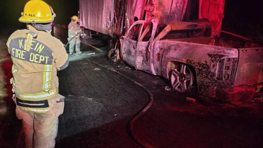 Bomberos de Nava y Guerrero sofocaron el fuego y confirmaron los fallecimientos.