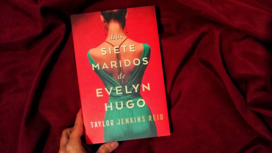 Relata la vida de una de las actrices de Hollywood más importantes del último siglo, una de las pioneras del cine, la ficcional Evelyn Hugo, quien no es solamente famosa por sus películas, sino por haberse casado siete veces.