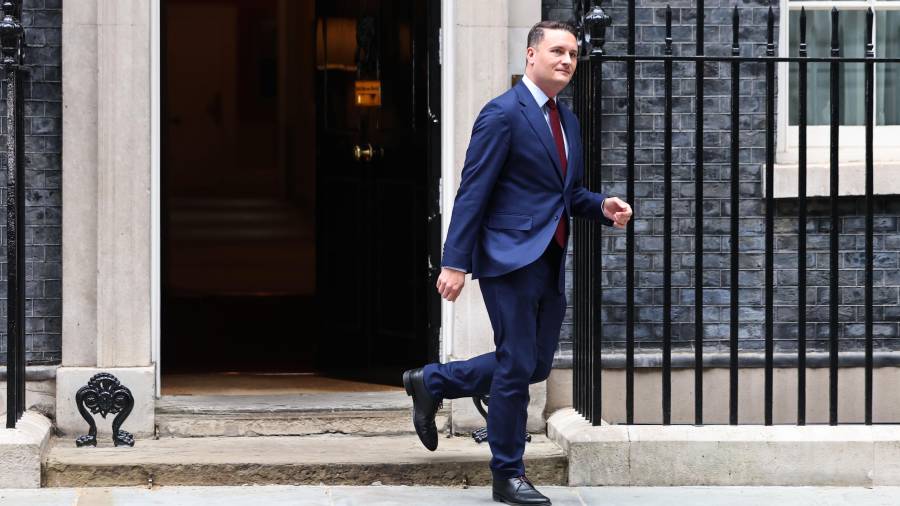 El secretario de Estado británico de Sanidad y Asistencia Social, Wes Streeting, sale del número 10 de Downing Street tras una reunión con el primer ministro británico en Londres, Reino Unido.