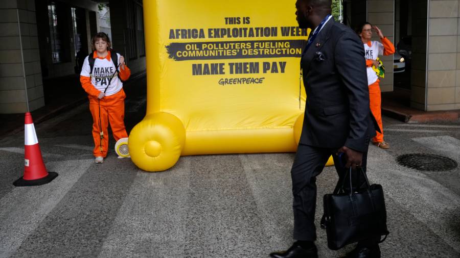 Activistas de Greenpeace Africa protestan afuera de una conferencia sobre energía en Ciudad del Cabo, Sudáfrica, el 13 de octubre del 2026.