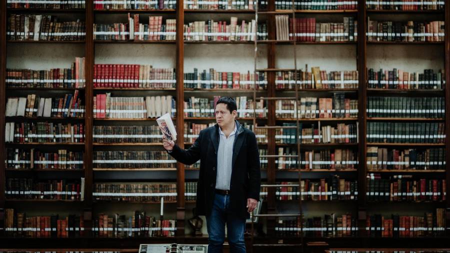 Julián nació en Acapulco en 1971, pero la mayor parte de su infancia la pasó en Ciudad Frontera, donde halló ese tono norteño que impregna sus libros.