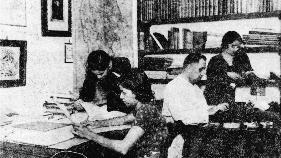 Vito Alessio Robles, junto a sus hijas, en plena labor de investigación.
