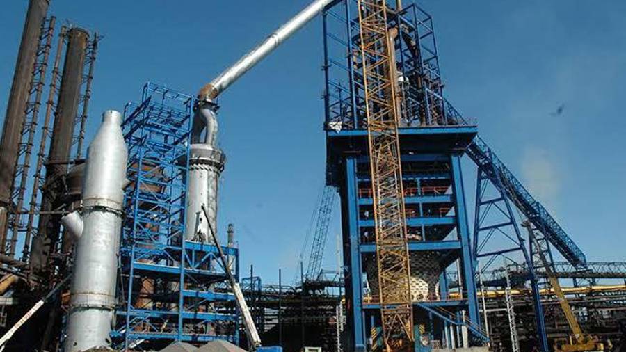 Trabajadores bloquearon el acceso para impedir la extracción del montacargas propiedad de un particular.