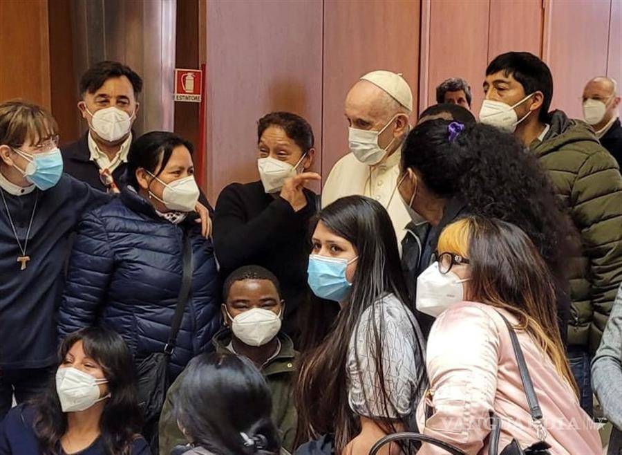 $!Visita el papa Francisco a las personas sin hogar que están siendo vacunadas en el Vaticano