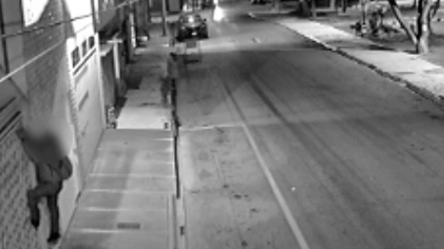 Uno de los detenidos fue sorprendido cuando intentaba ingresar a una notaría en la colonia República Poniente.