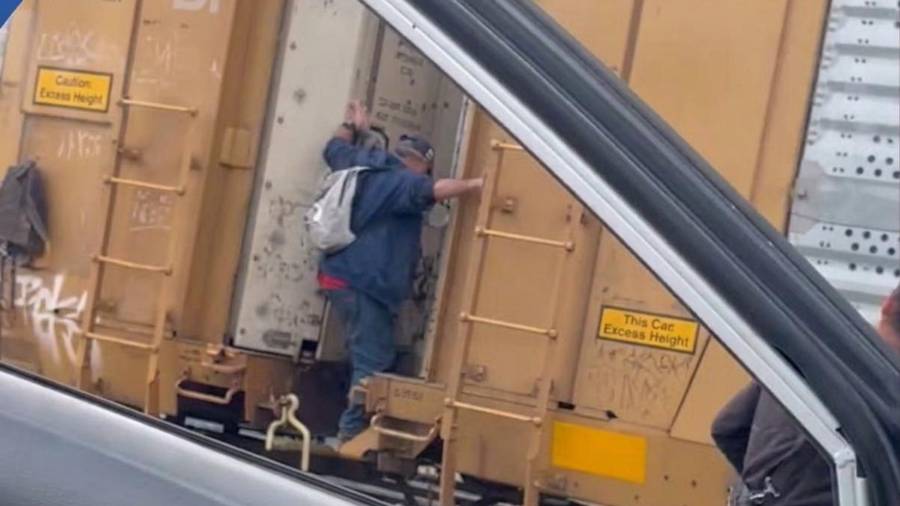 El video captó el momento exacto en que el hombre, con bastón en mano, se abre paso entre los vagones del ferrocarril sobre la avenida Martín Enríquez.