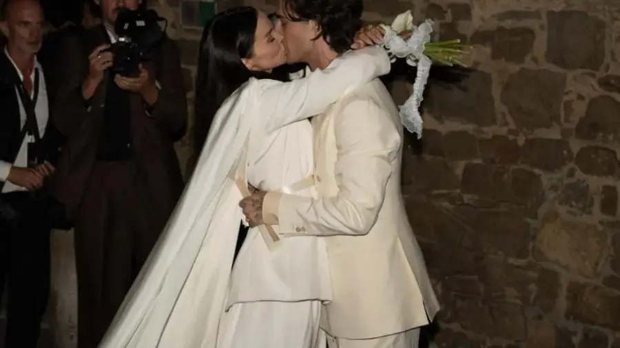 Fiesta. La pareja eligió el blanco para su boda y recibió los aplausos de los seguidores que esperaron su salida del recinto.