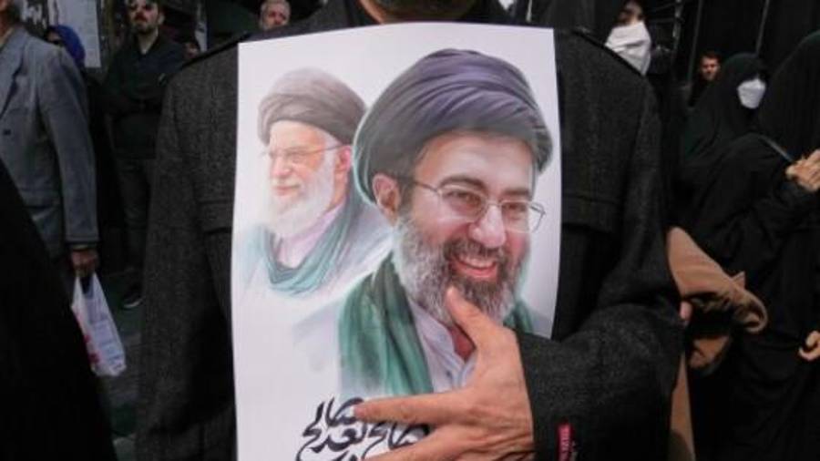 Irán ha intentado cobrarse un precio por el ataque ejerciendo control sobre el estrecho, la vía marítima angosta por la que suele transitar aproximadamente una quinta parte del petróleo mundial.