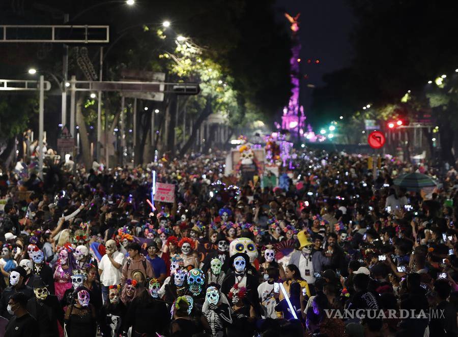 $!Decenas de personas participan en un desfile de catrinas en Ciudad de México (México).