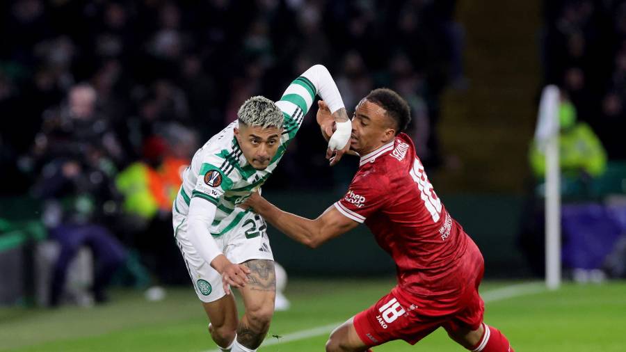 Julián Araujo disputó los 90 minutos con el Celtic en la Europa League, mientras que Mateo Chávez no tuvo actividad con el AZ Alkmaar por suspensión.