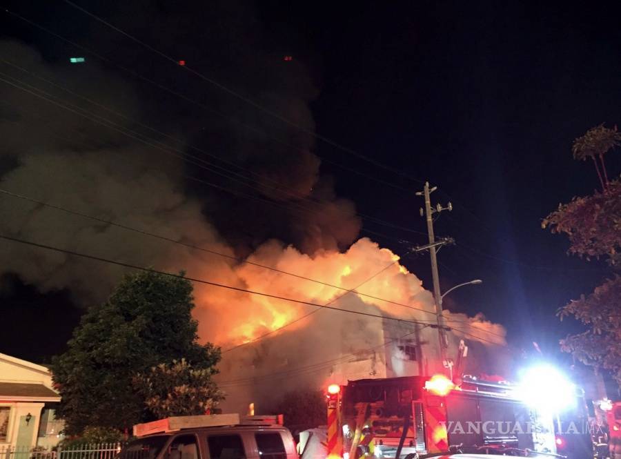 $!Temen que hayan muerto 40 personas por incendio en Oakland