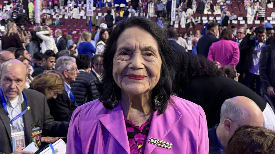 Fotografía de archivo del 22 de agosto de 2024 donde aparece la líder sindicalista estadounidense Dolores Huerta posando durante su asistencia a la Convención Nacional Demócrata en Chicago, Illinois.