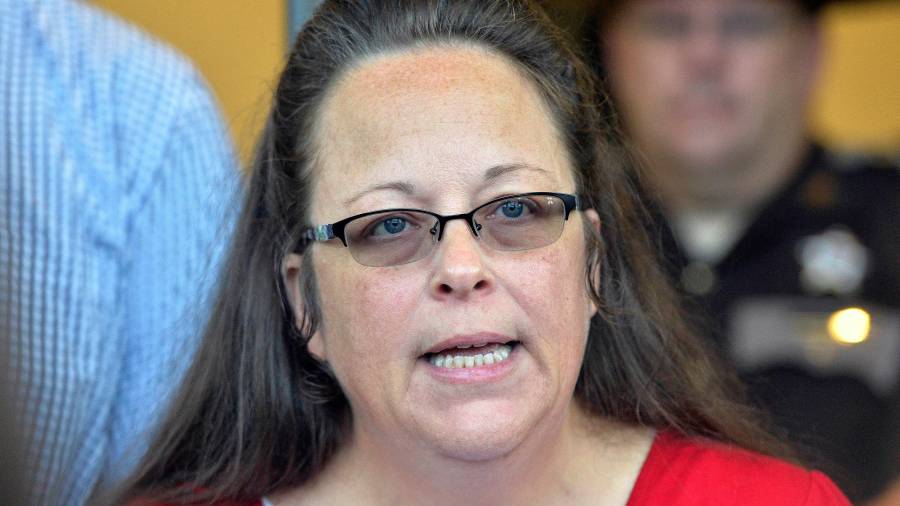 La secretaria del condado de Rowan, Kim Davis, da una declaración a los medios de comunicación en la puerta principal del Centro Judicial de este Condado en Morehead, Kentucky, el 14 de septiembre de 2015.