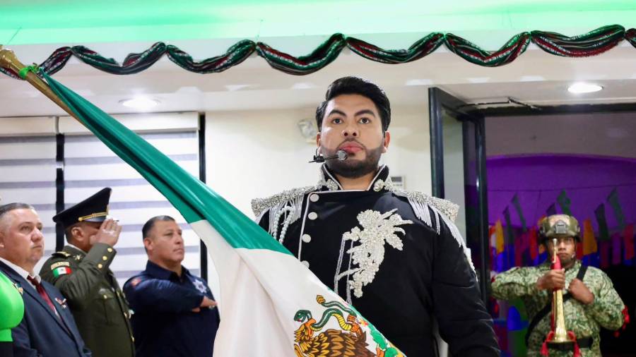 El presidente municipal de Elota, Sinaloa, Richard Millán Vázquez, llamó la atención en redes sociales por el atuendo que eligió para encabezar el Grito de Independencia.