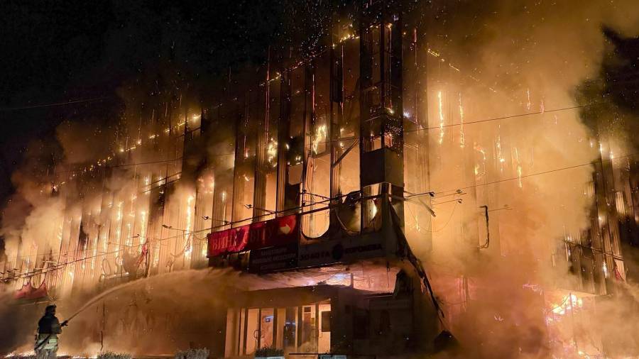 Equipos de rescate ucranianos trabajan en el lugar de un ataque ruso perpetrado durante la noche contra un centro comercial en Zaporiyia, Ucrania, el 21 de septiembre de 2026.