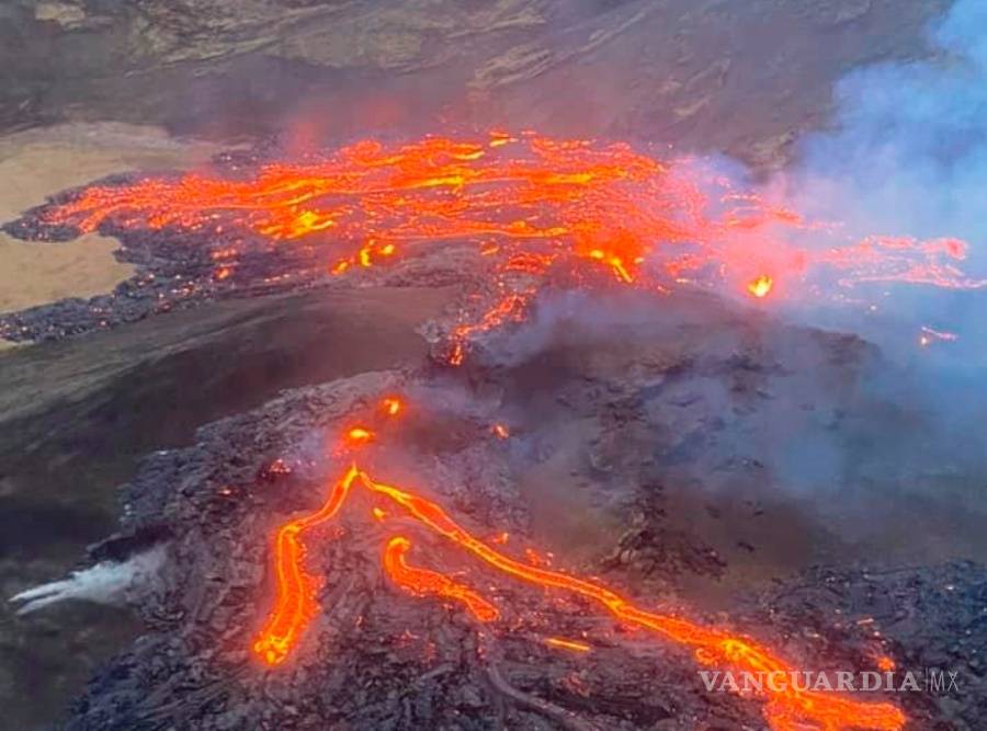 $!Después de 6 mil años el volcán del monte Fagradals en Islandia despertó con una erupción (fotos)