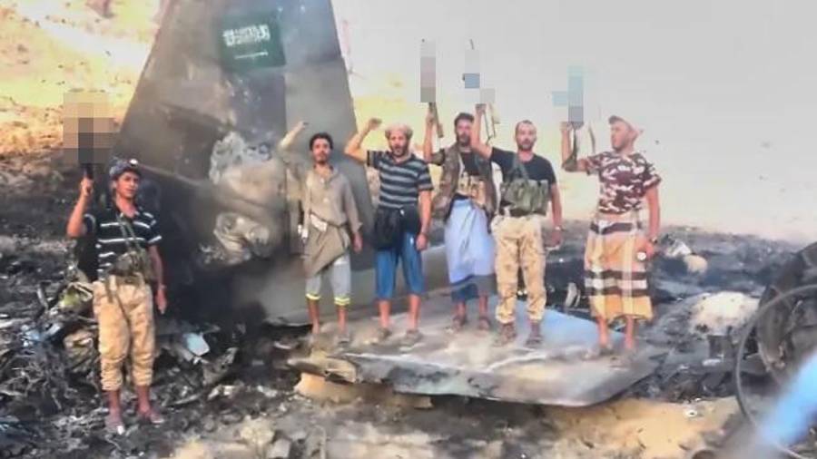 Medios de comunicación hutíes e iraníes publicaron fotografías de los rebeldes celebrando el derribo de un avión de combate saudí.